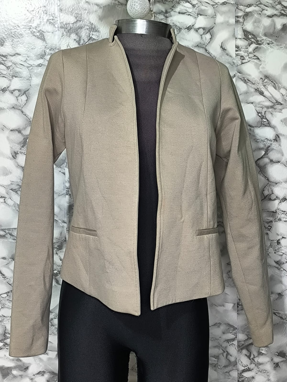 Chaqueta Blazer Casual de Cuello Nerú en Tono Beige/Kaki – FDS Fuera de Serie