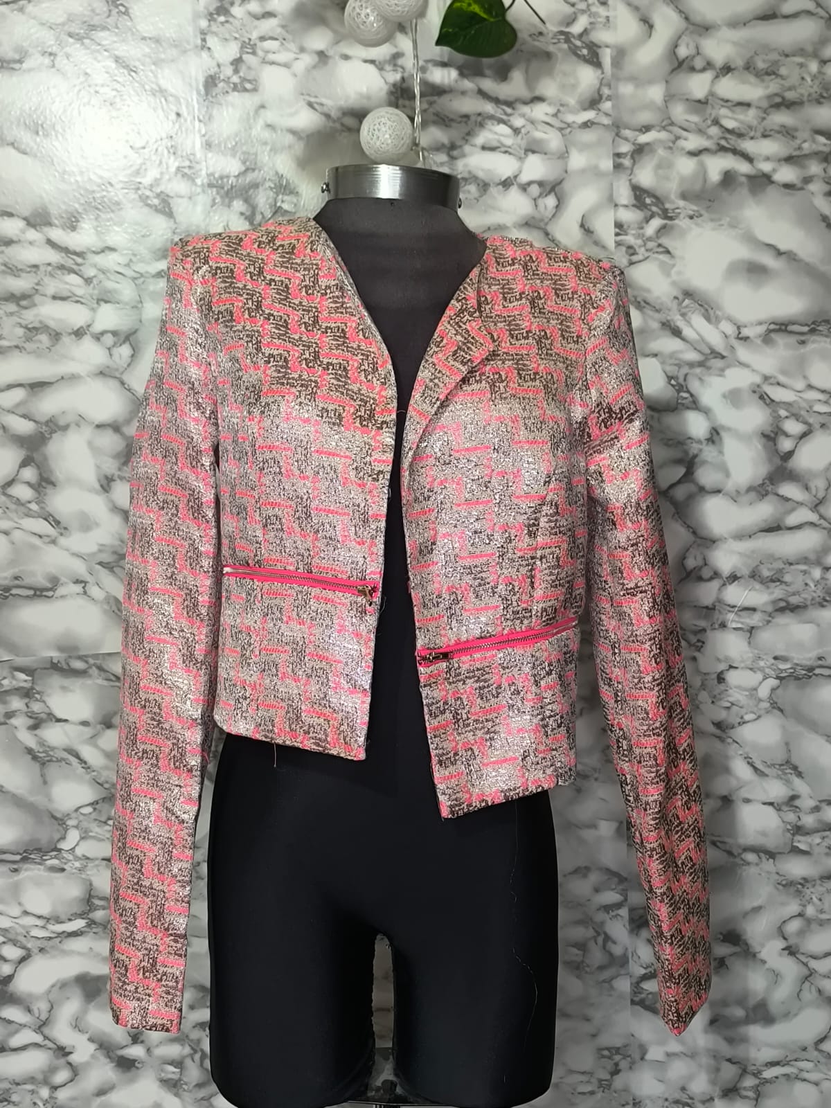 Blazer Corto Cropped con Textura Metalizada y Cremalleras Rosa – Santa María