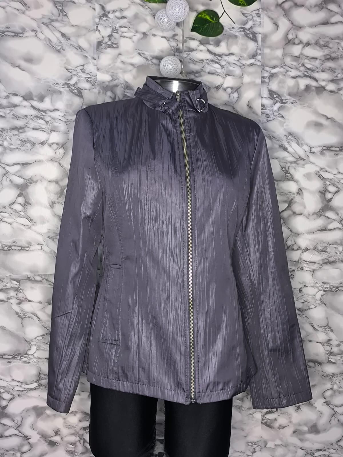 Chaqueta Cortavientos Satinada con Cuello Alto y Correa – Mauricio Garzón