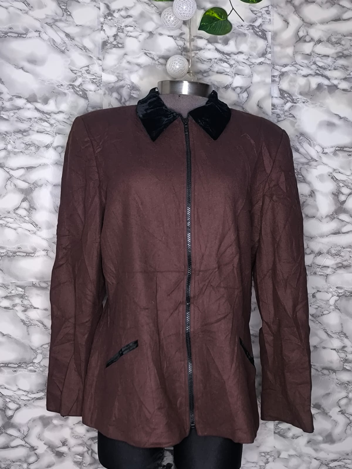 Chaqueta Larga Chocolate con Cuello y Detalles en Terciopelo – Urban Wool