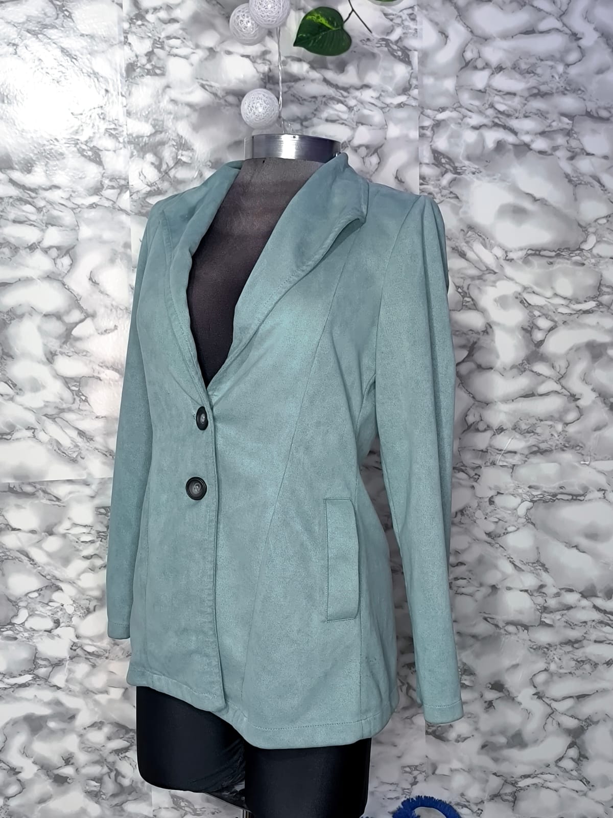 Blazer Corto en Gamuza Sintética Tono Menta – Taty Design & Style