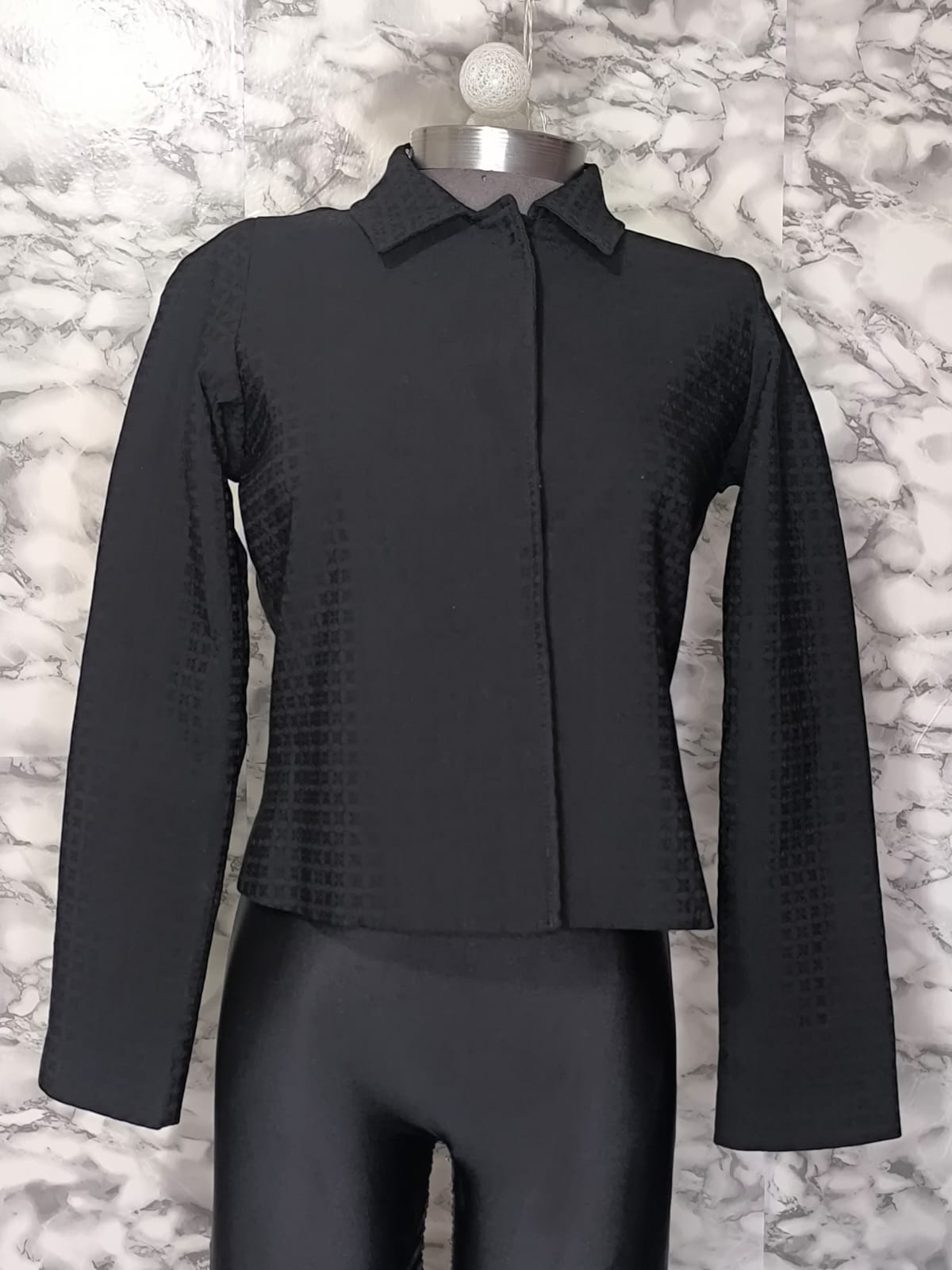 Chaqueta Corta Estructurada con Textura de Cuadros Micro – FDS Collection