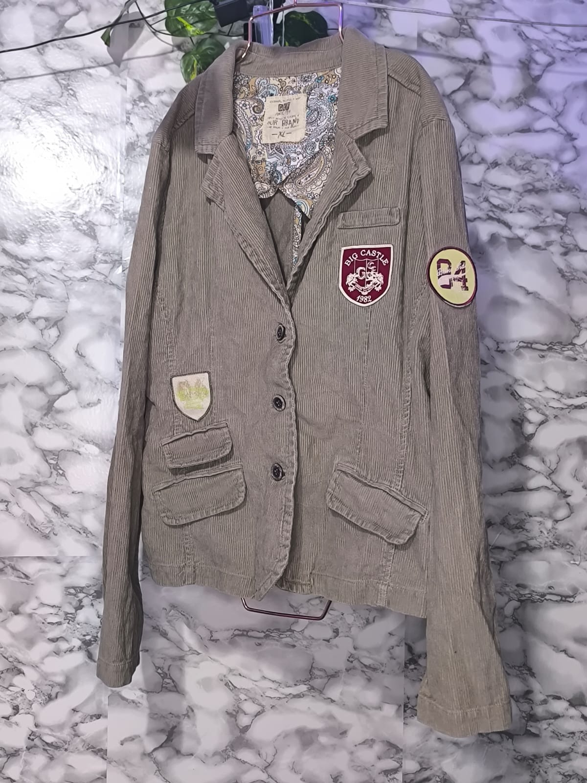 Blazer de Pana Café Claro con Parches Estilo Universitario – GEF (L-XL)