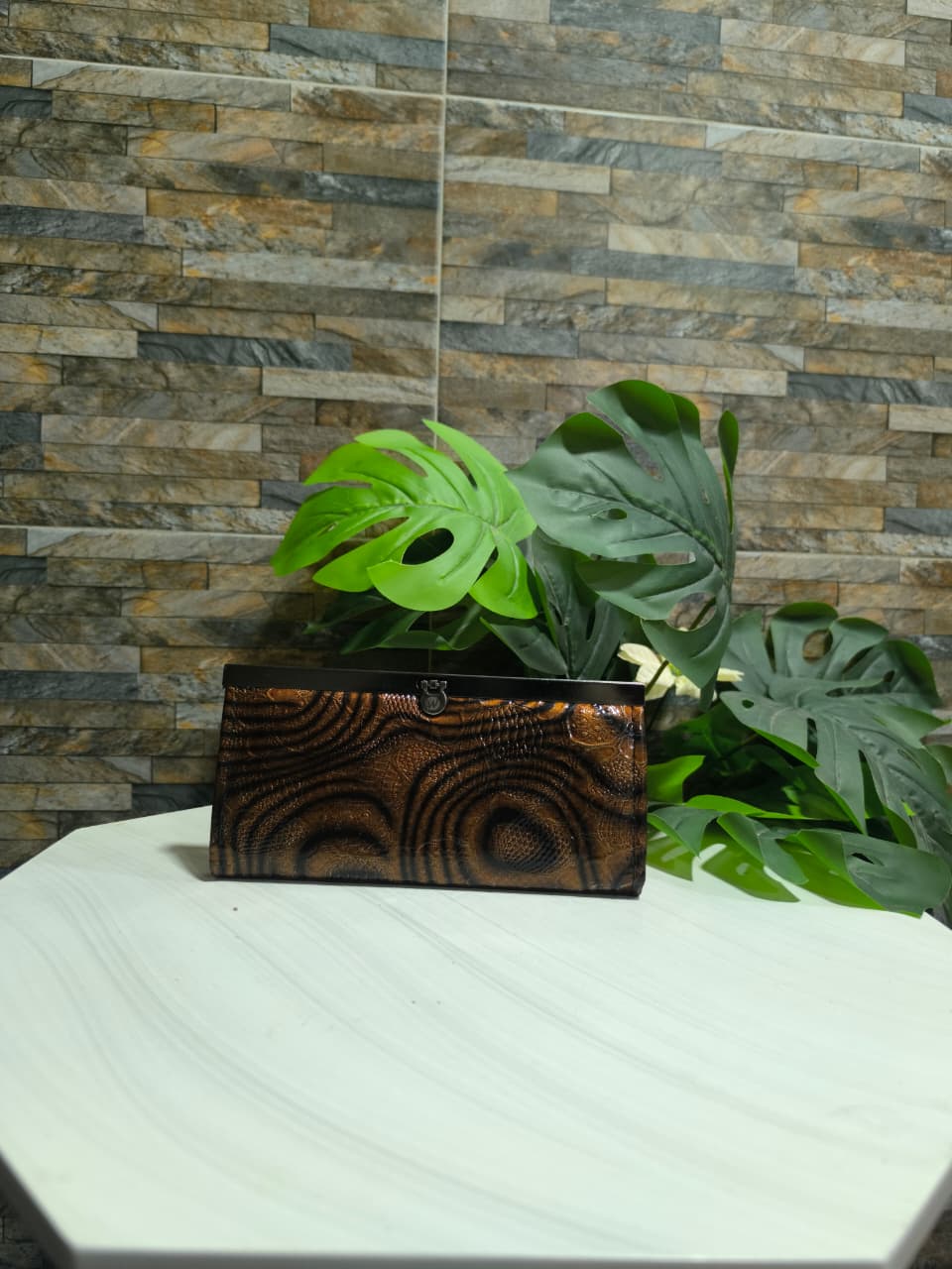 Clutch Billetera Texturizado Ondas Café y Bronce Metalizado