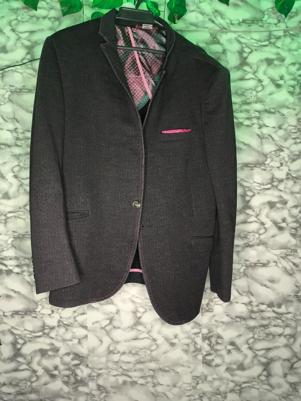 Blazer Hombre Gris Oxford Detalles Fucsia Un Botón Forro Geométrico Satinado Talla M