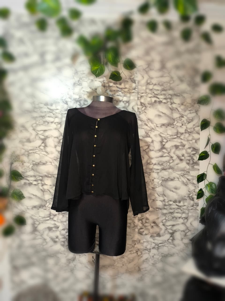 Blusa Negra de Chifón Semitransparente con Botones Dorados – ELA