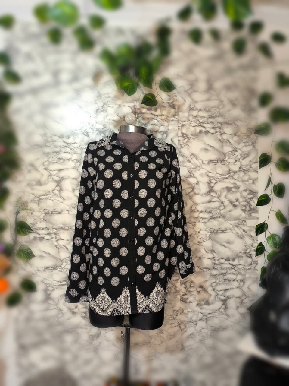 Camisa Oversize Negra con Mandalas y Cenéfa Étnica – ANCLA