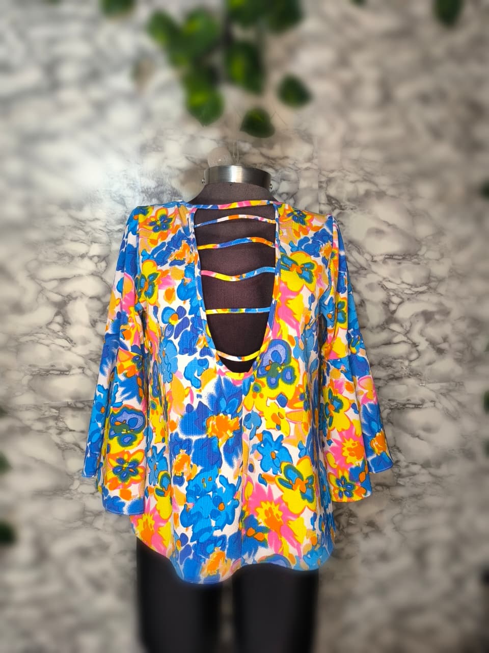 Blusa Psicodélica Retro con Espalda Descubierta y Tiras – DOLS