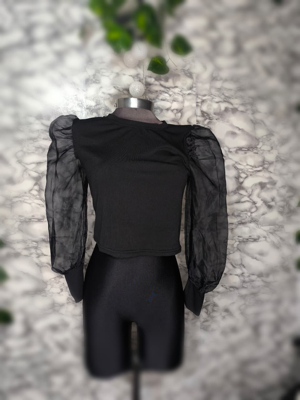 Blusa Romántica Negra con Mangas de Organza Abullonadas – FOLLOW ME