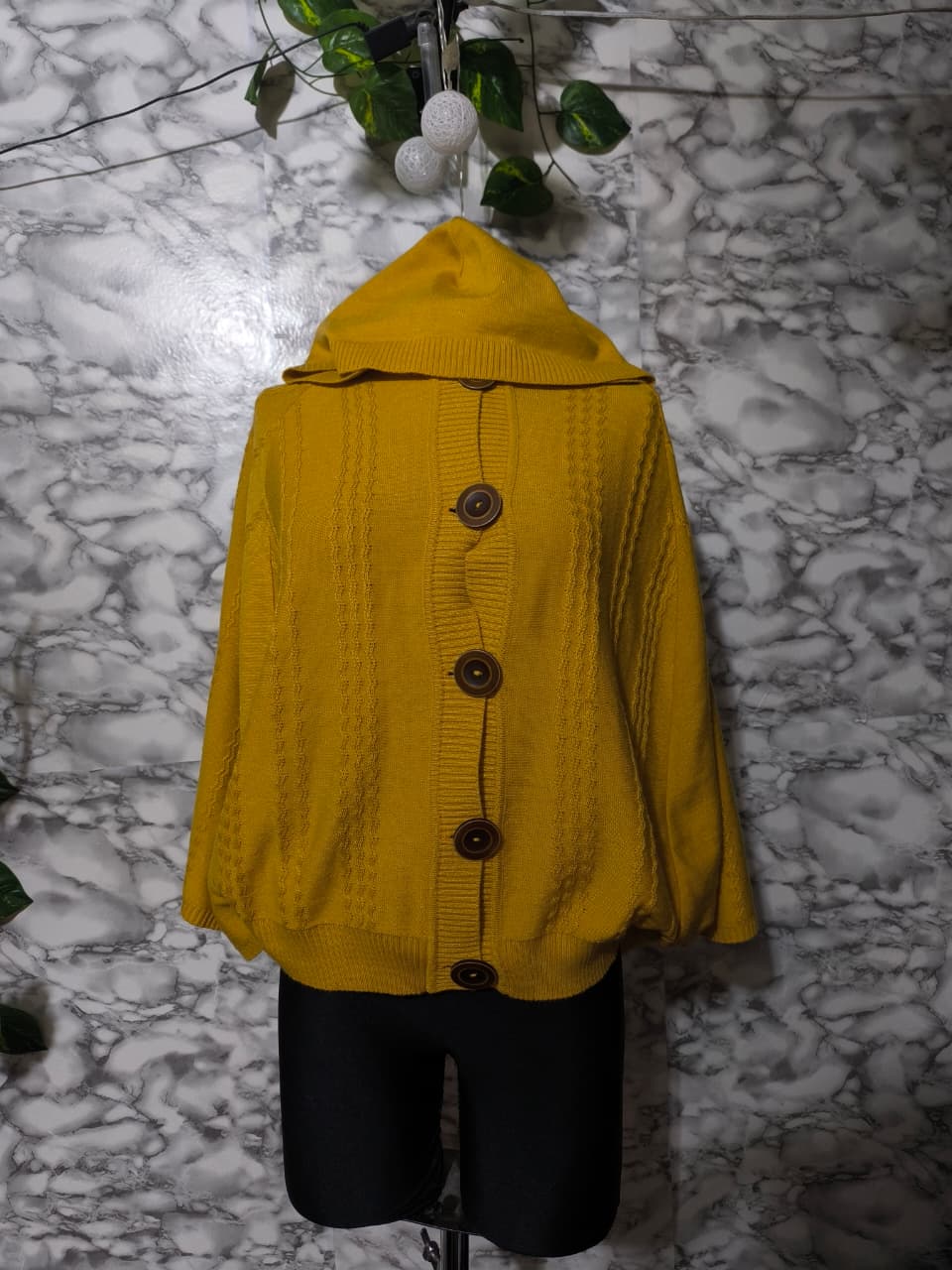 Ruana Sweater Abotonada con Capucha Mostaza – TEJIESTILO