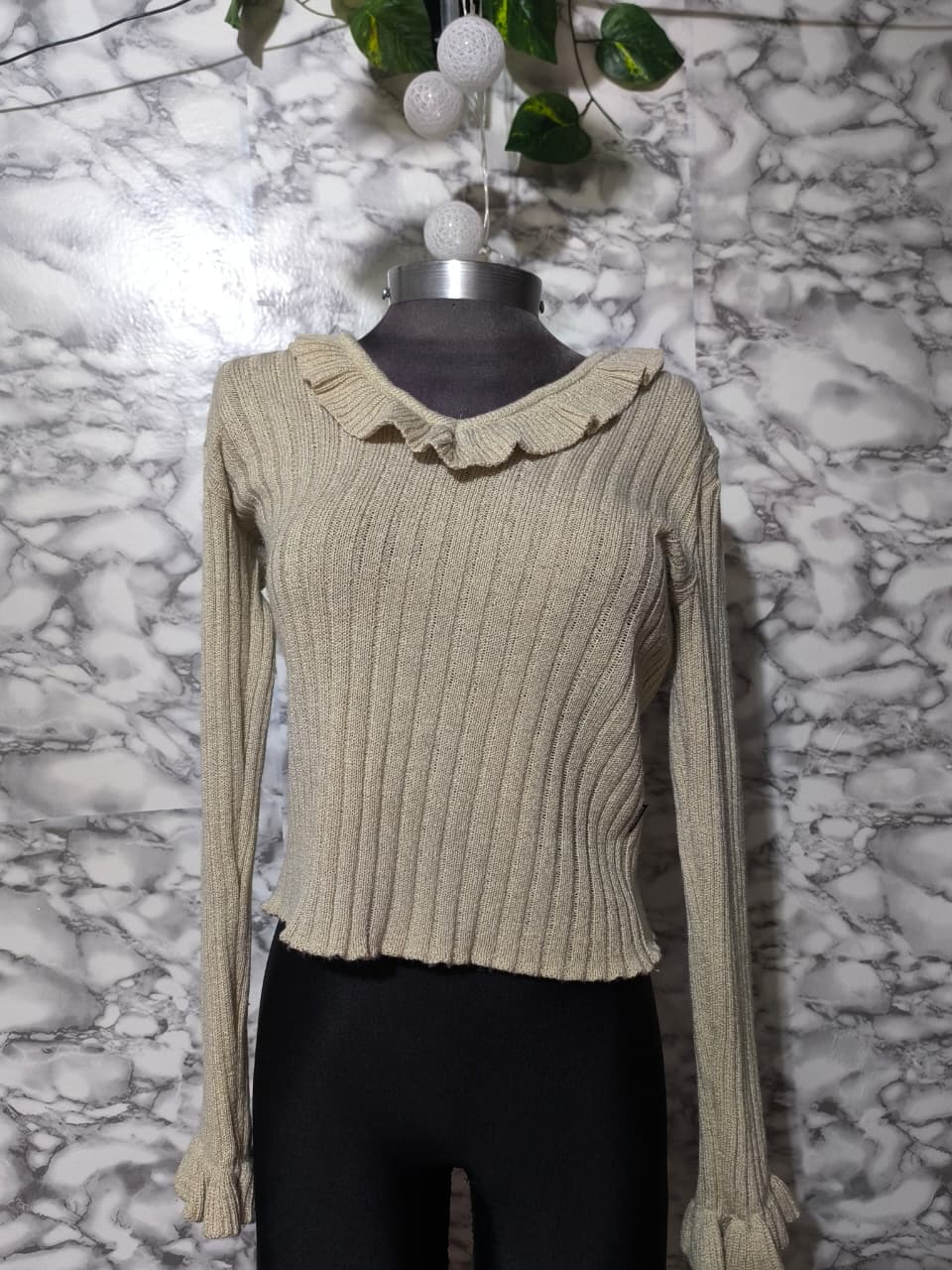 Blusa Hilo Acanalado Beige con Volante en Escote – TEJESILLO