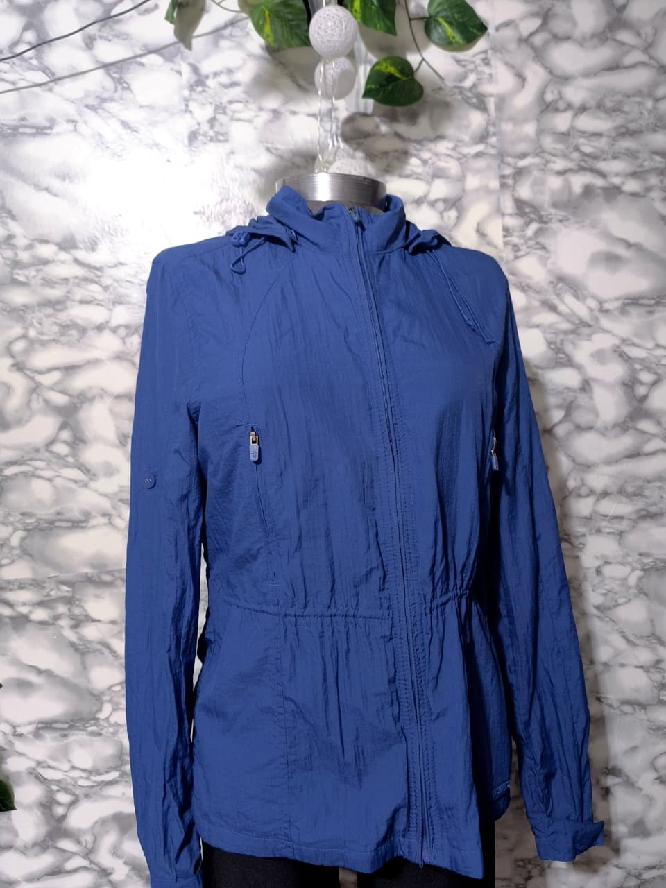 Chaqueta Rompevientos Liviana con Capucha Azul – TOTTO