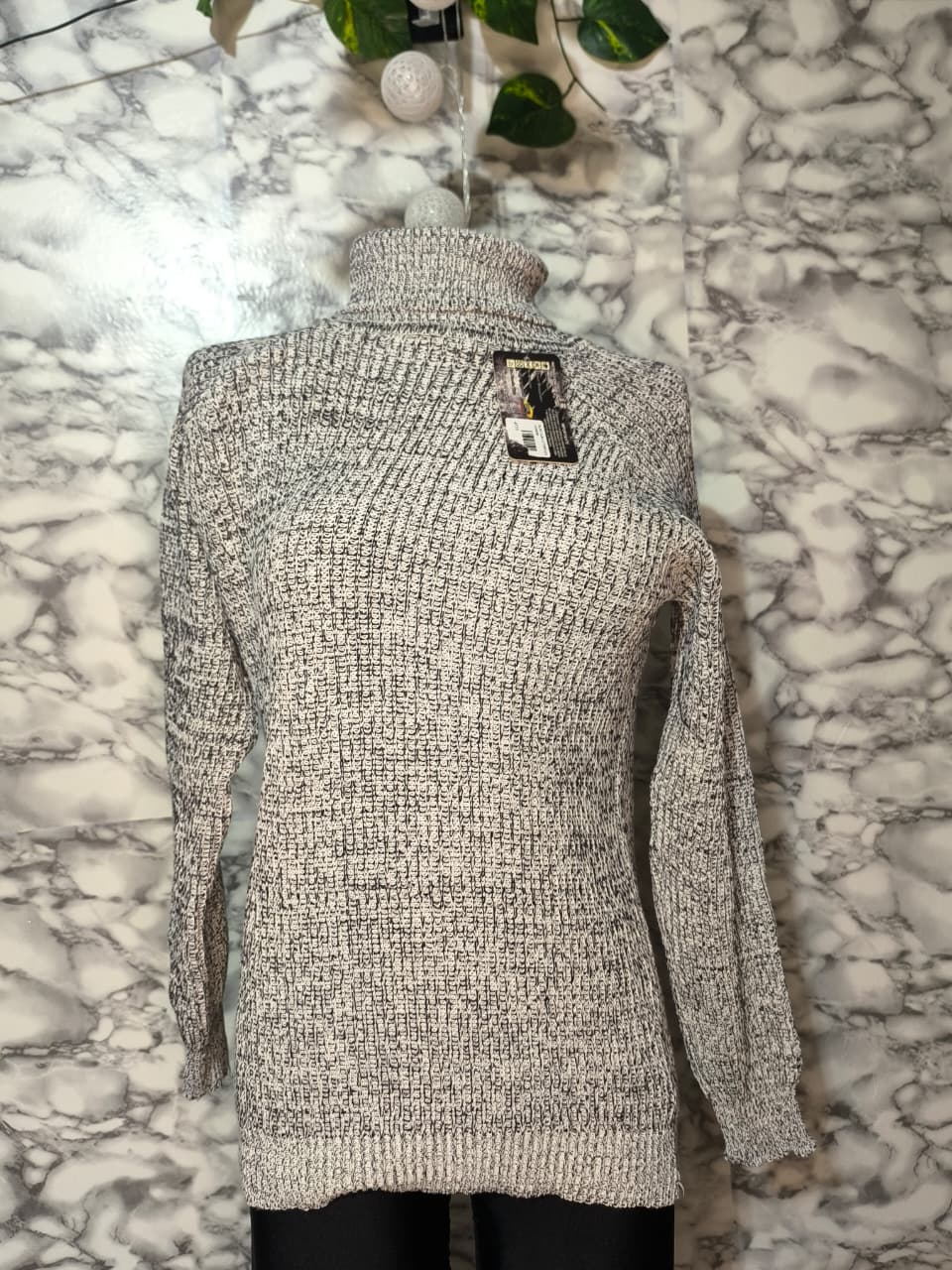 Suéter de Cuello Alto Tortuga en Hilo Melange Gris y Negro – Densatil