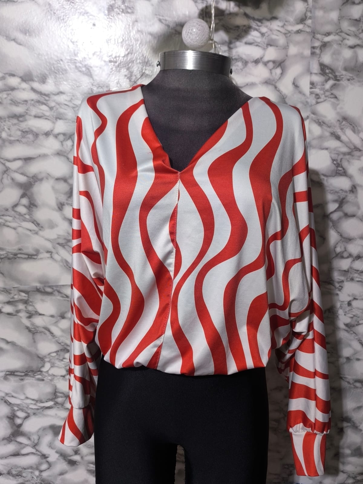 Blusa Fluida Psicodélica con Rayas Onduladas Rojas y Blancas – Wanawa