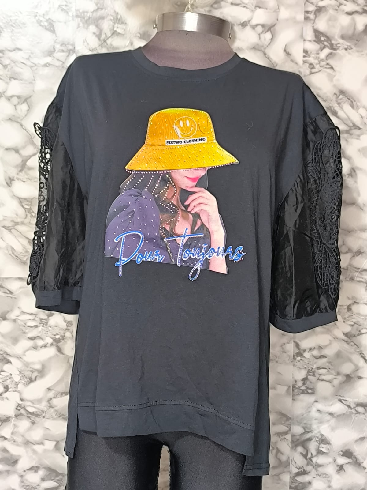 Camiseta Negra Streetwear con Mangas de Encaje y Gráfico – Rosso Fashion Talla M NUEVA