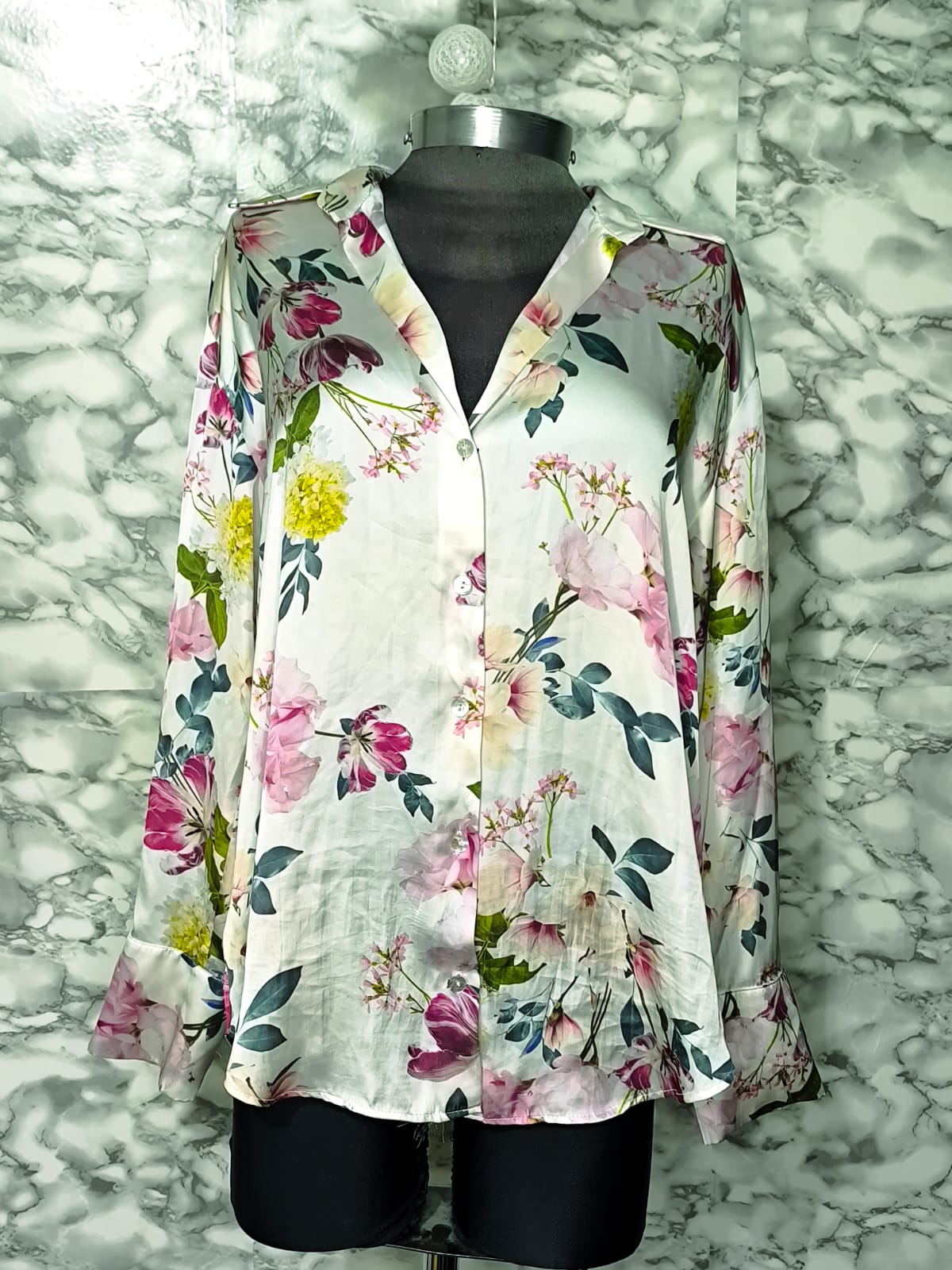 Camisa Satinada Premium con Estampado Botánico Floral – Zara Talla M