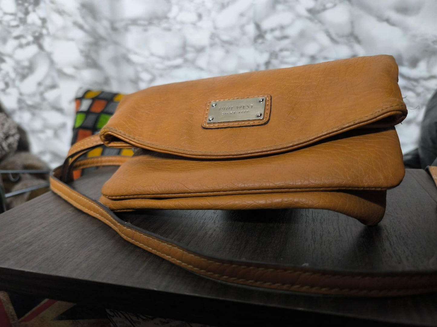 Bolso Crossbody Clásico Cuero Sintético Camel – Nine West