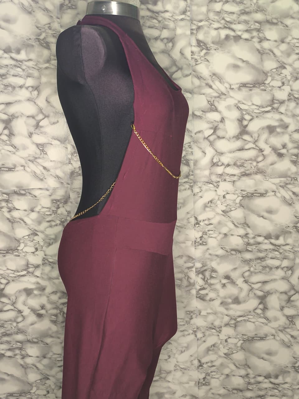 Enterizo Vino Tinto Entallado con Cadena Metálica Dorada Espalda Semi-Descubierta Talla S