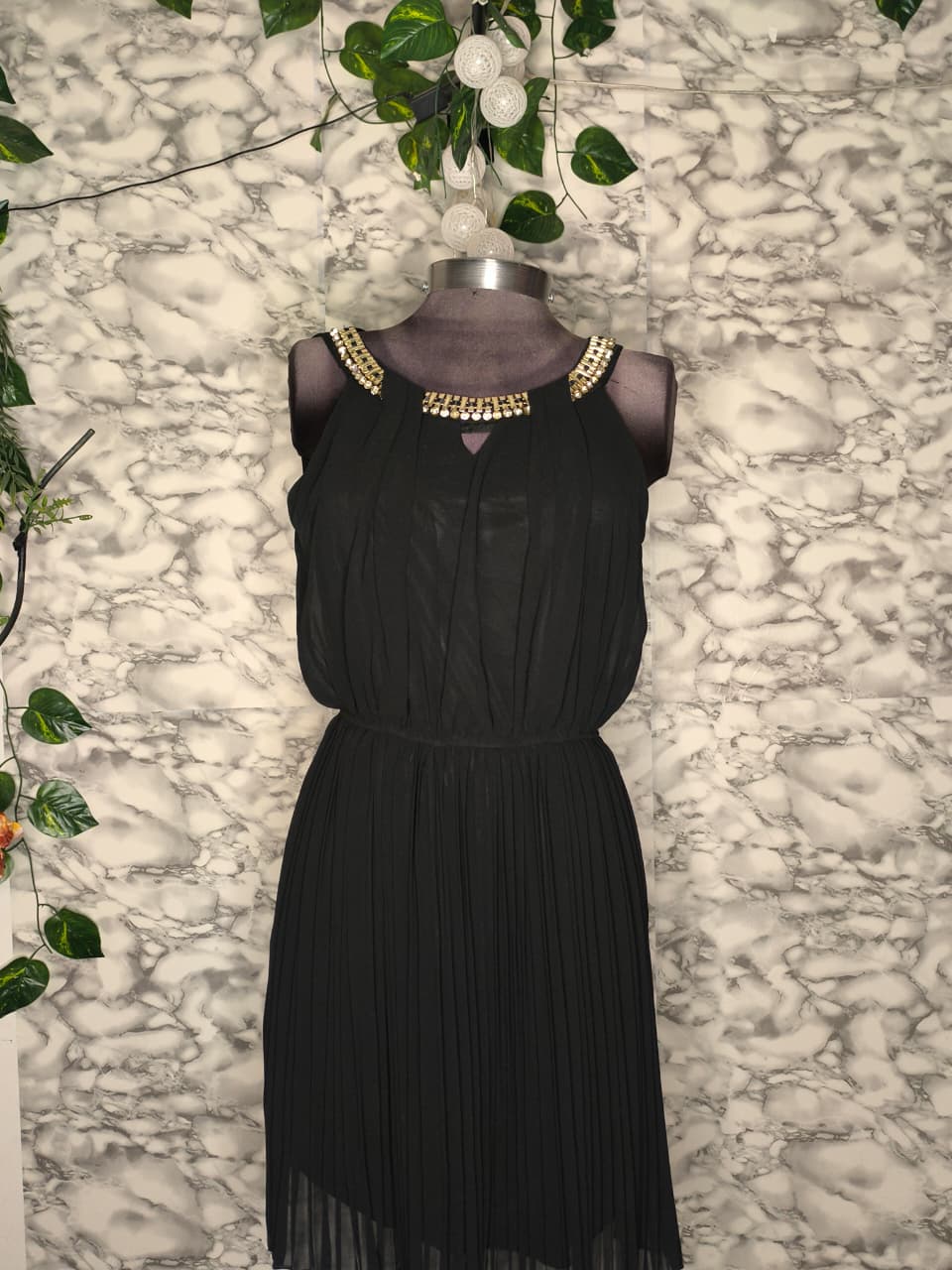 Vestido Cóctel Negro Cuello Halter con Pedría Dorada y Plateada Falda Plisada Talla M