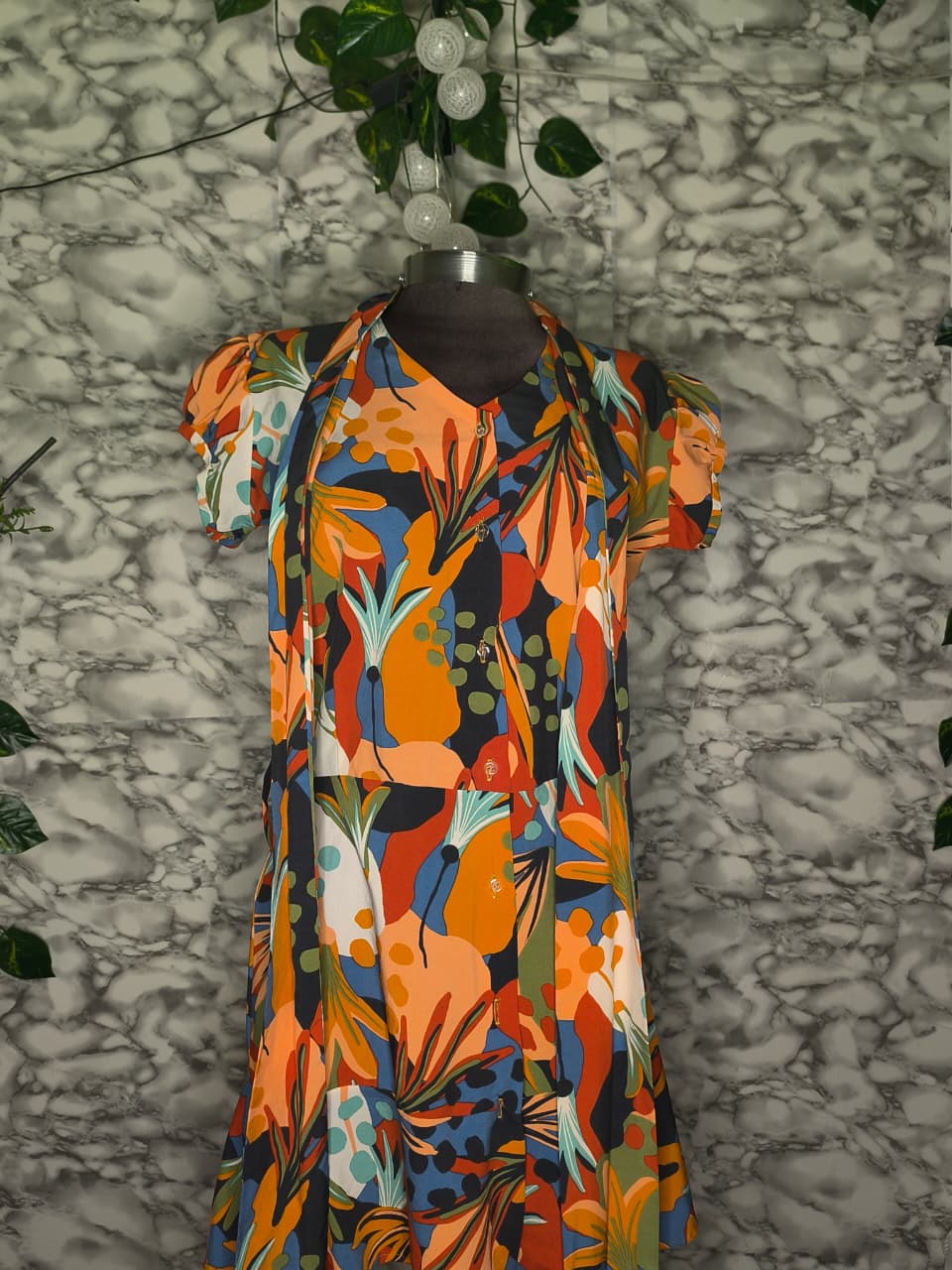 Vestido Corto Tropical Abstracto Naranja Azul Verde y Amarillo Mangas Bombachas Talla M