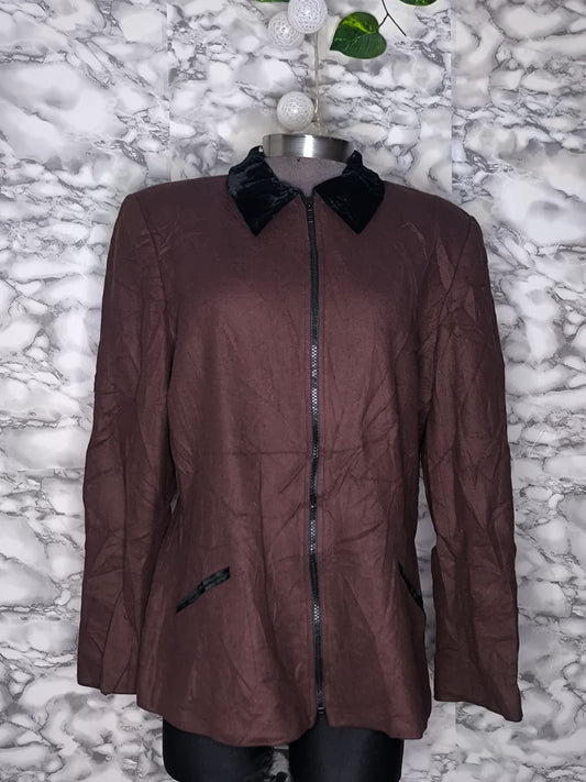 Chaqueta Larga Chocolate con Cuello y Detalles en Terciopelo – Urban Wool