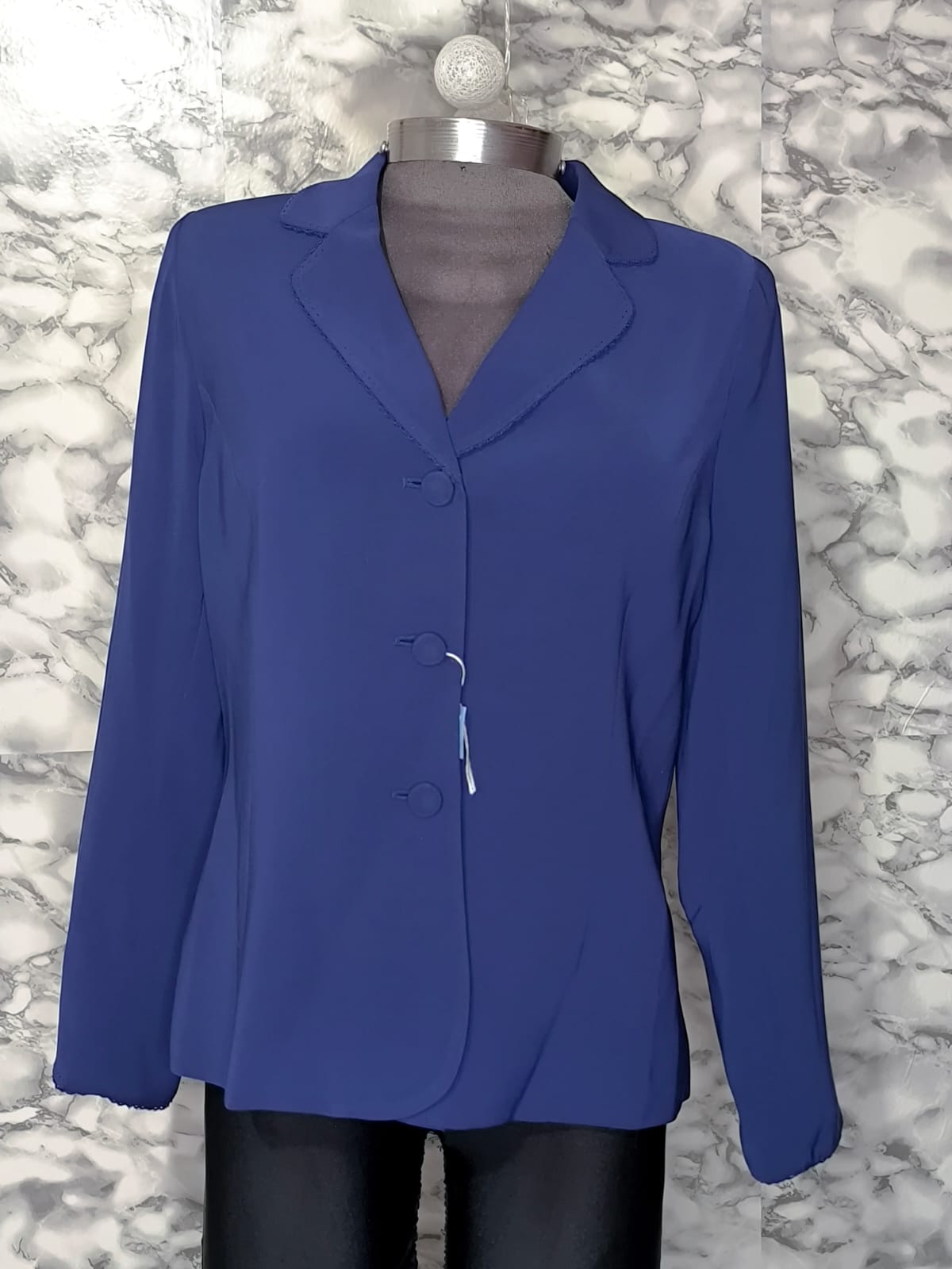 Blazer Clásico de Tres Botones en Color Azul Índigo – Kasper Petite