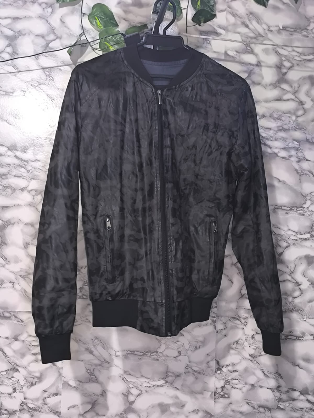 Chaqueta Bomber Liviana con Textura Camuflada Neutra – Other