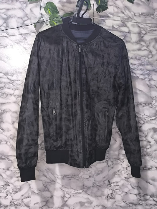 Chaqueta Bomber Liviana con Textura Camuflada Neutra – Other