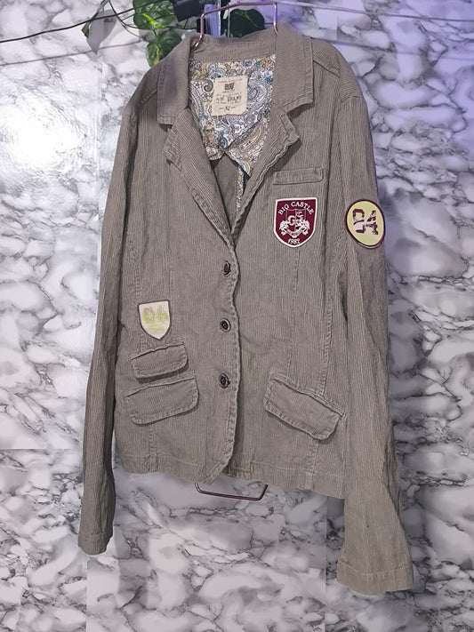 Blazer de Pana Café Claro con Parches Estilo Universitario – GEF (L-XL)