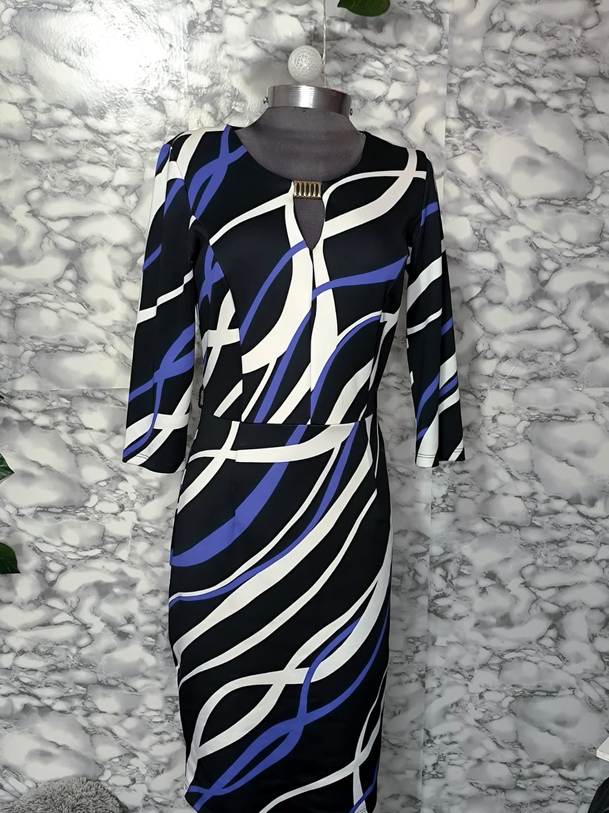 Vestido Elegante Corto de Silueta Ajustada con Ondas – Kara Girl talla M-L