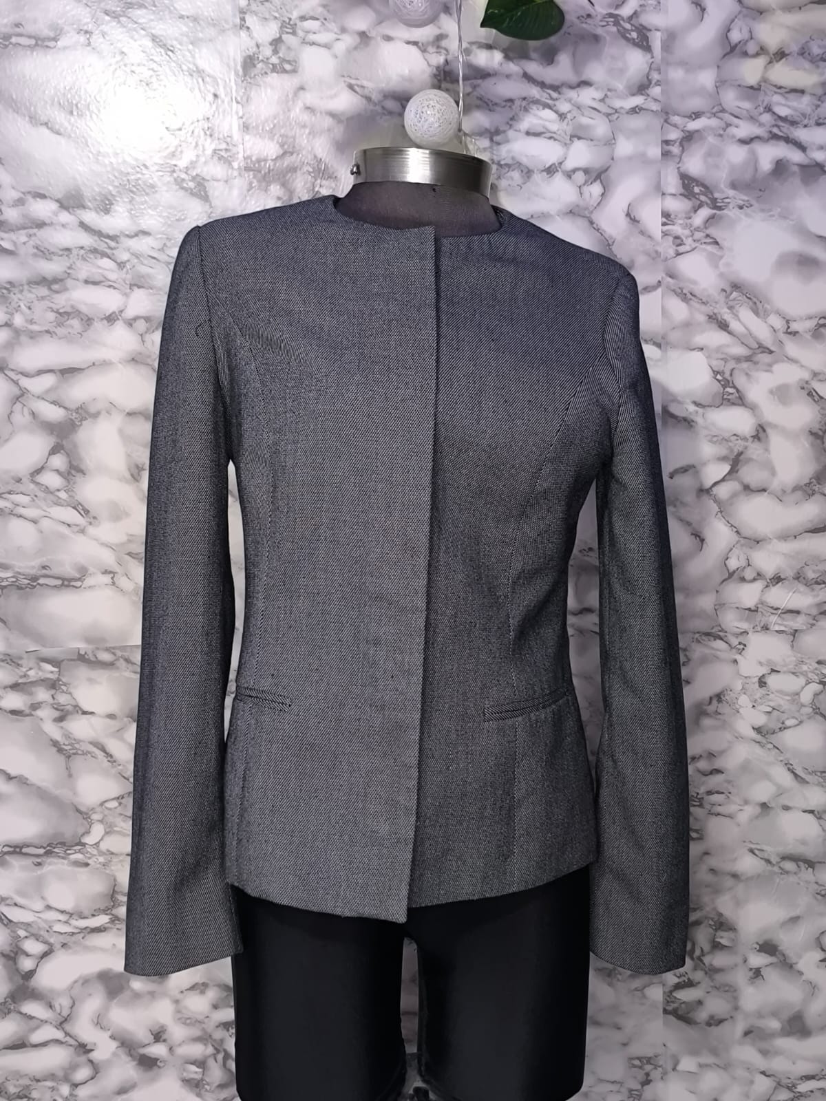 Blazer Minimalista de Cuello Redondo Sin Solapa – Koaj Talla M