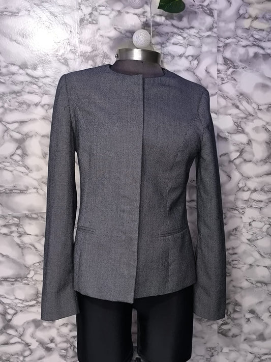 Blazer Minimalista de Cuello Redondo Sin Solapa – Koaj Talla M