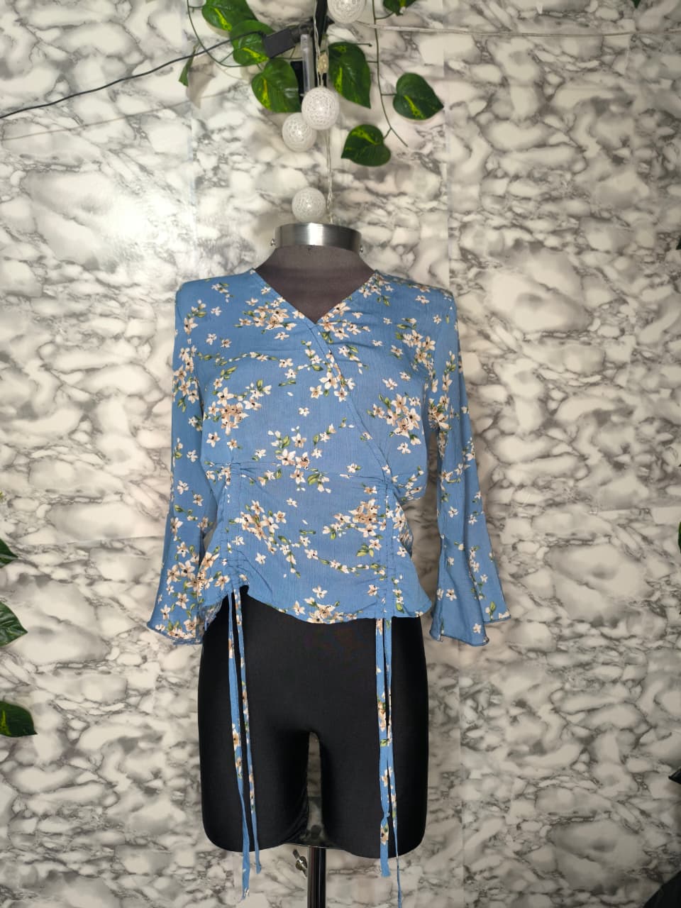 Blusa Cruzada Floral Azul Mezclilla con Lazo Ajustable – New Fashion
