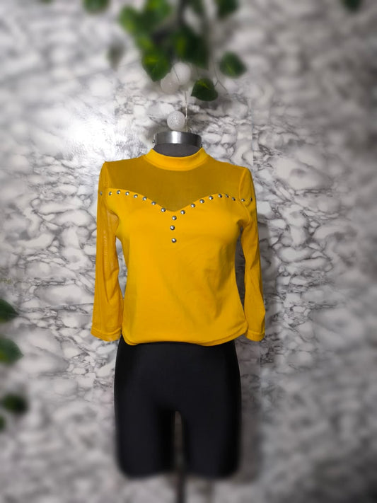 Top Mostaza Escote Ilusión Malla con Tachas Metálicas – SISLEY