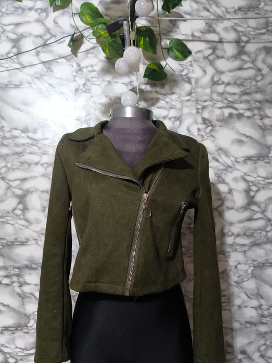 Chaqueta Cropped Gamuza Sintética Verde Oliva Biker – SOL ROJO