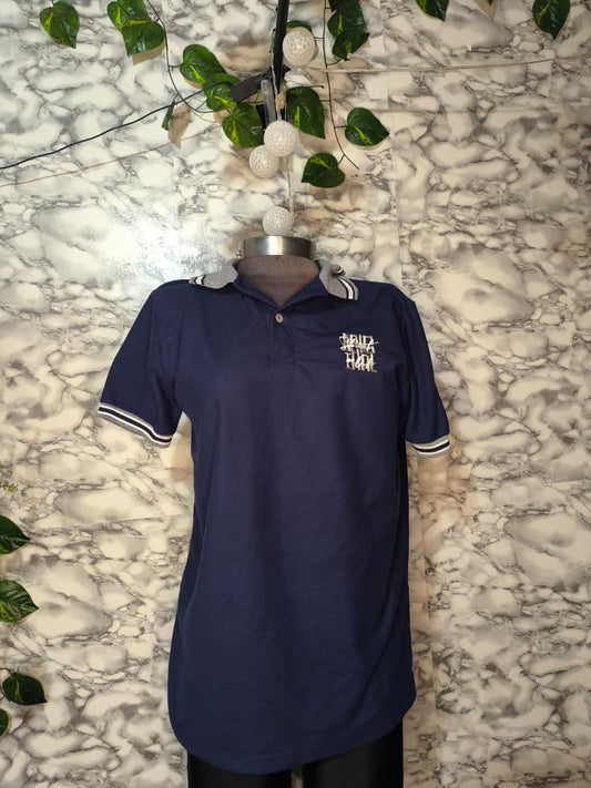 Camiseta Tipo Polo Azul Marino con Detalles en Contraste – Aphostolik