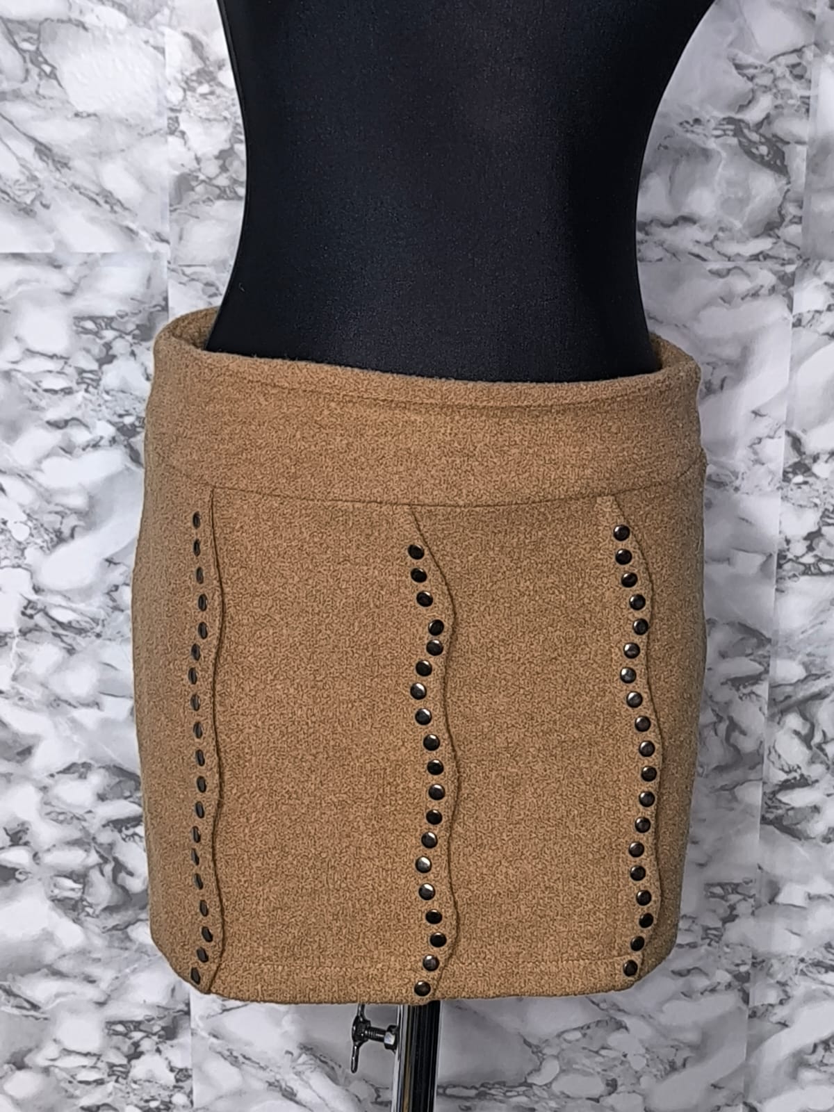 Falda Corta con Textura Lana Marrón y Detalles de Tachas – One Clam