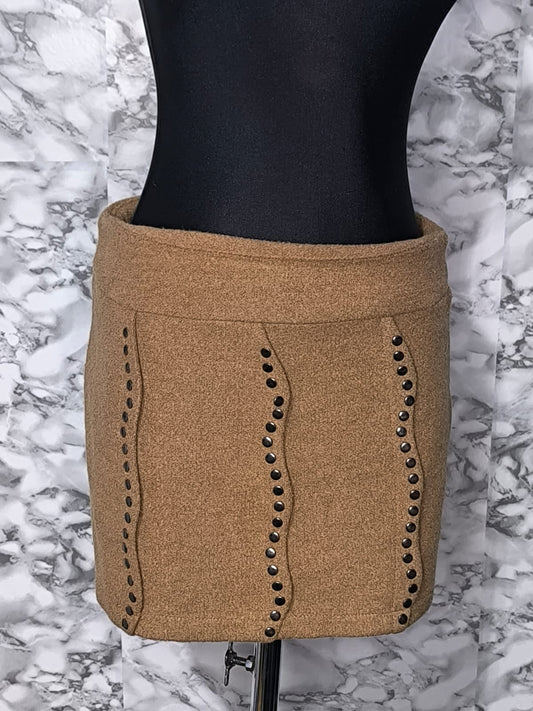 Falda Corta con Textura Lana Marrón y Detalles de Tachas – One Clam
