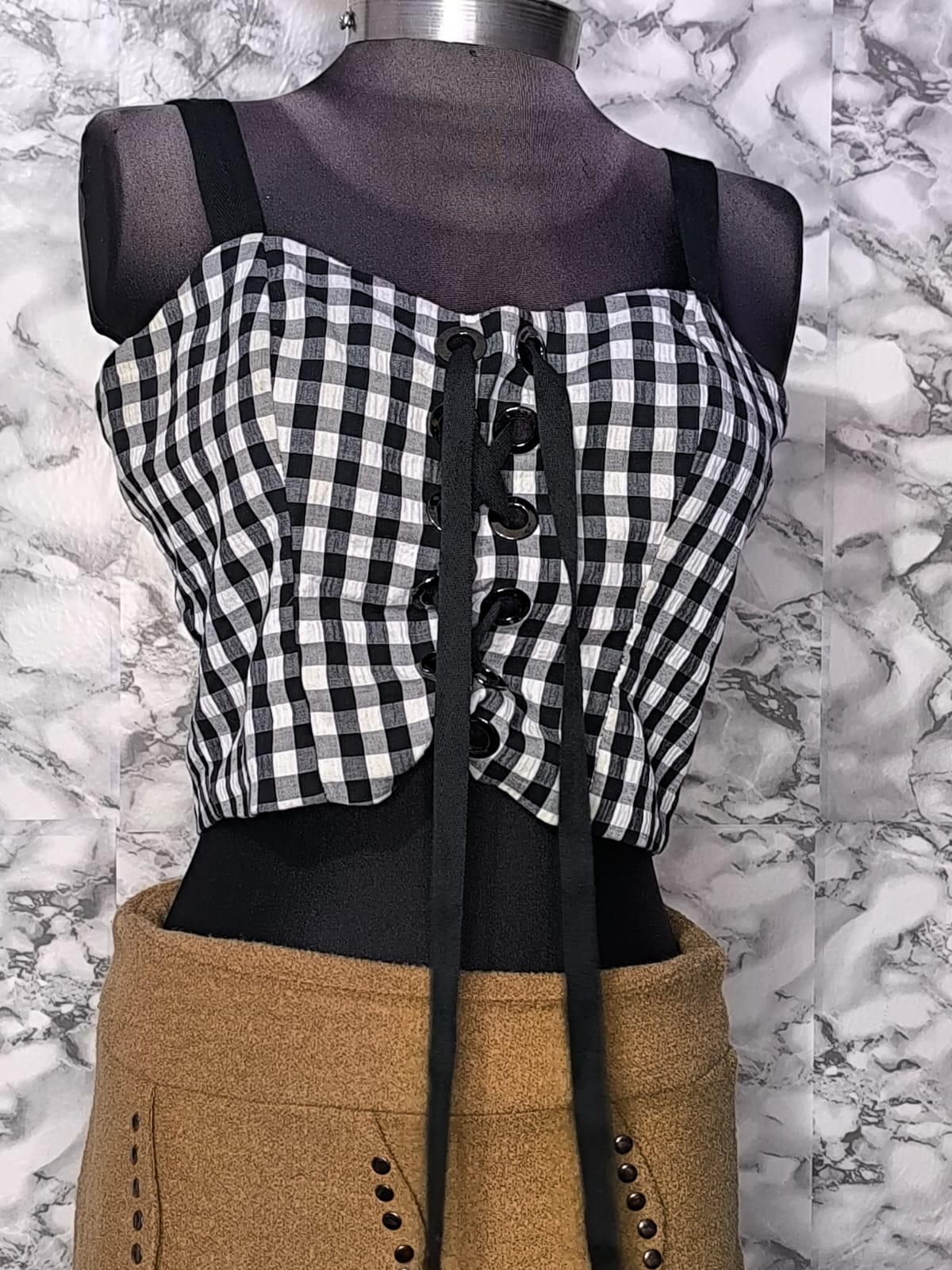 Crop Top Estilo Corsé con Ojales y Cinta a Cuadros – Studio F  (Talla M)