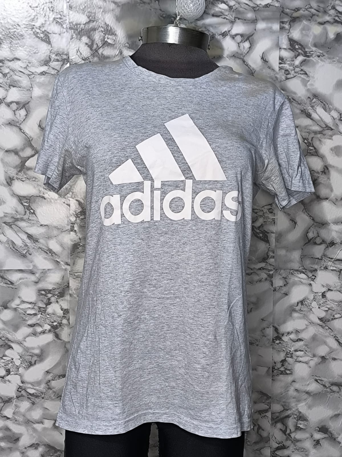 Camiseta Deportiva Classic Logo Gris Jaspe – Adidas Talla M