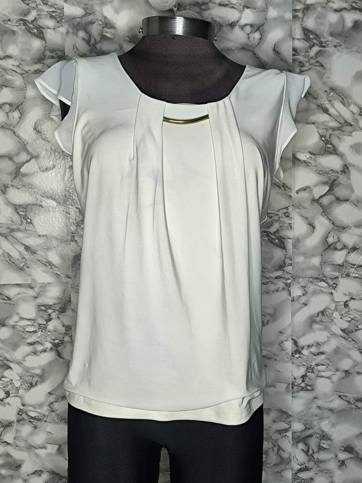 Blusa Elegante con Pliegues y Detalle Dorado – Xuss Talla M