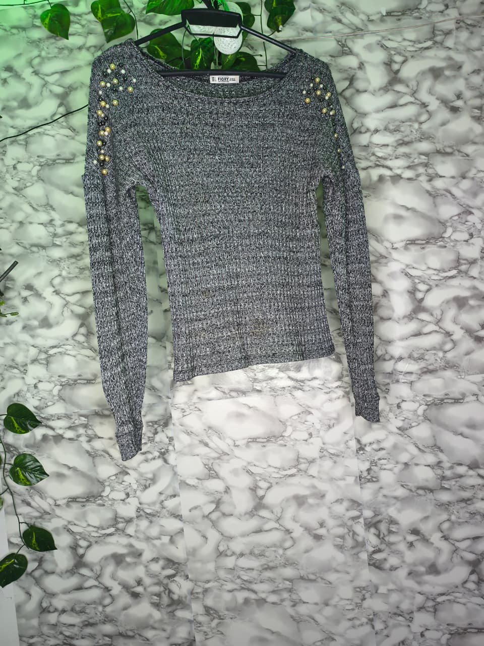 Blusa Tejida Manga Larga Gris con Perlas Decorativas