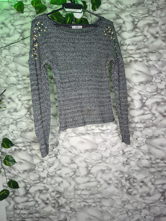 Blusa Tejida Manga Larga Gris con Perlas Decorativas