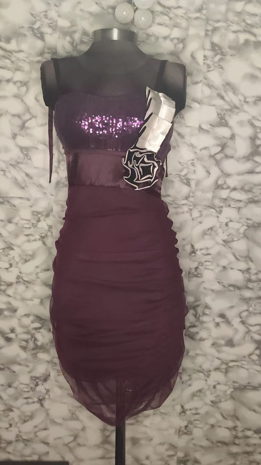Vestido Corto de Fiesta Vino Tinto – Lentejuelas y Rosa 3D