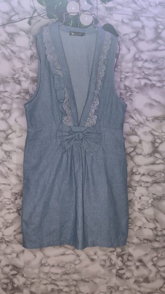 Vestido Corto Denim Azul Claro – Moño y Encaje Floral