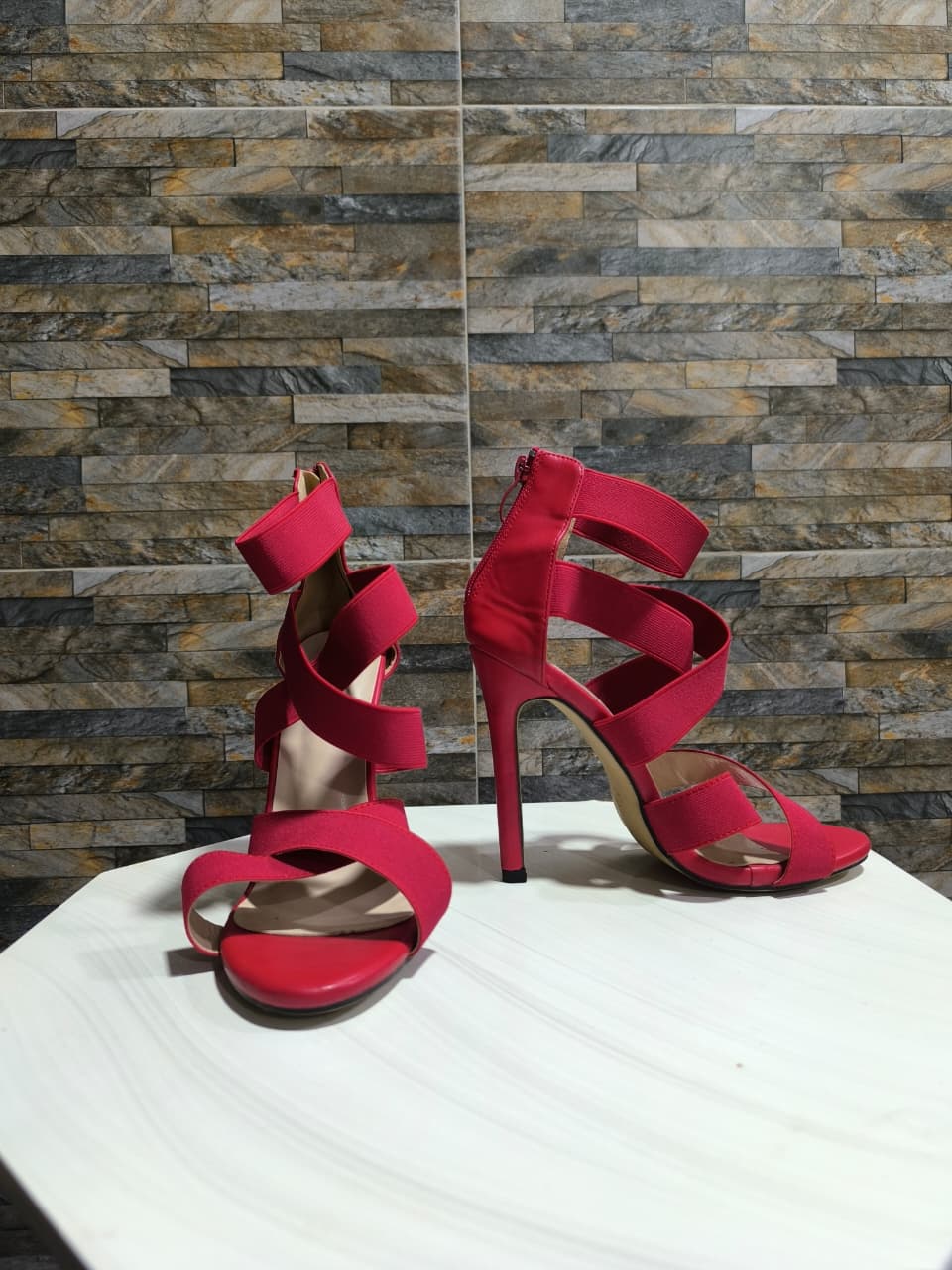 Tacones Rojos con Correas Cruzadas – Open-Toe
