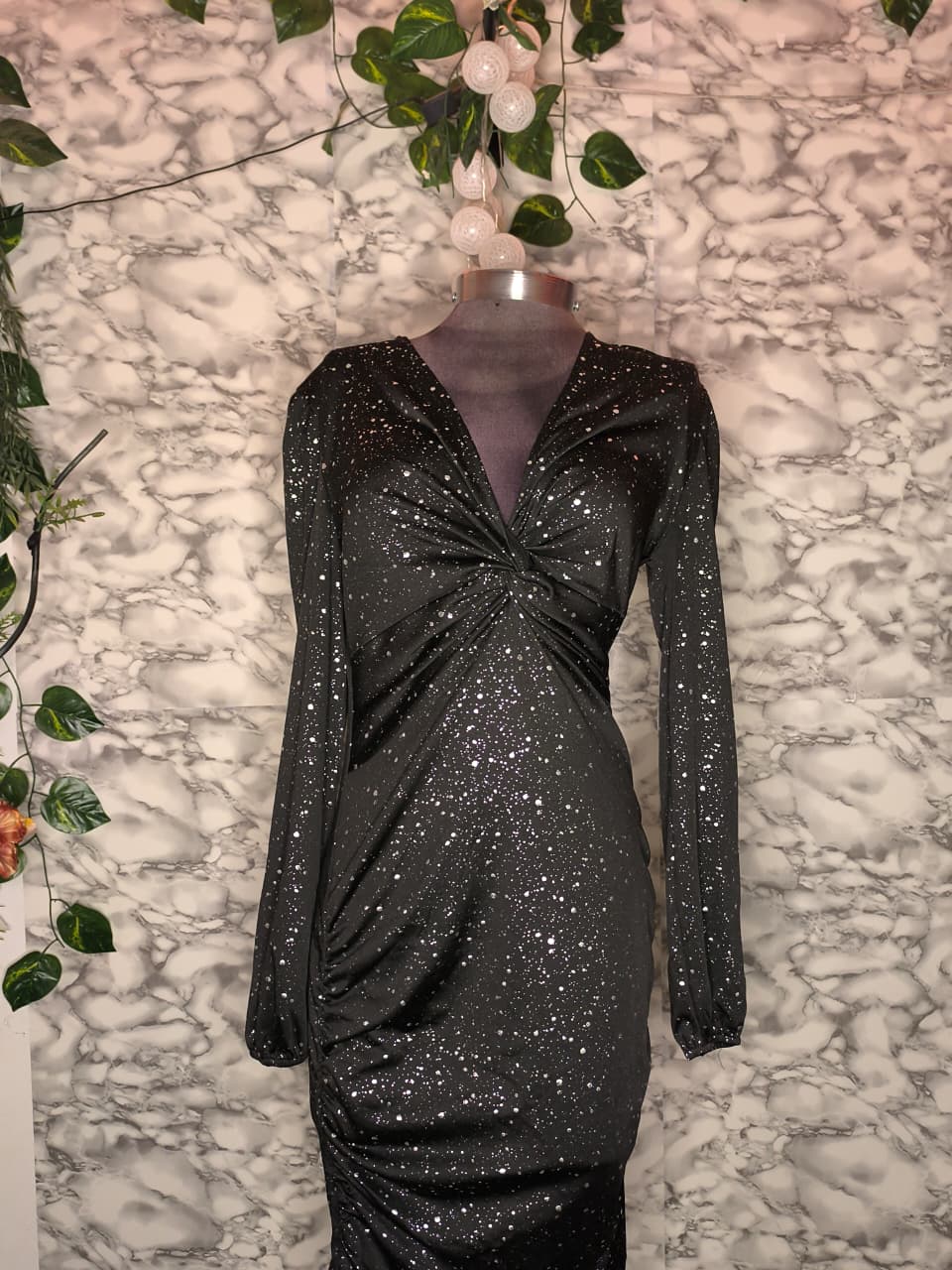 Vestido de Noche Negro con Destellos Plateados Escote V Cruzado Drapeado Asimétrico Talla L