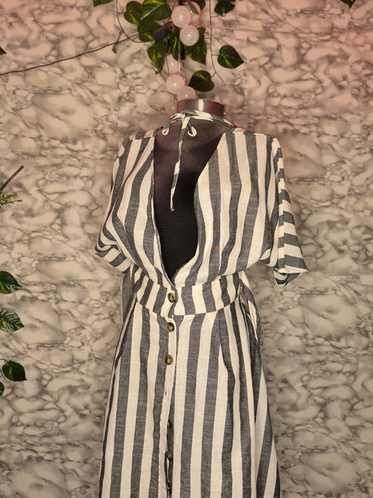 Vestido Midi Rayas Verticales Gris y Blanco Escote V Mangas Kimono Botones Madera Talla S